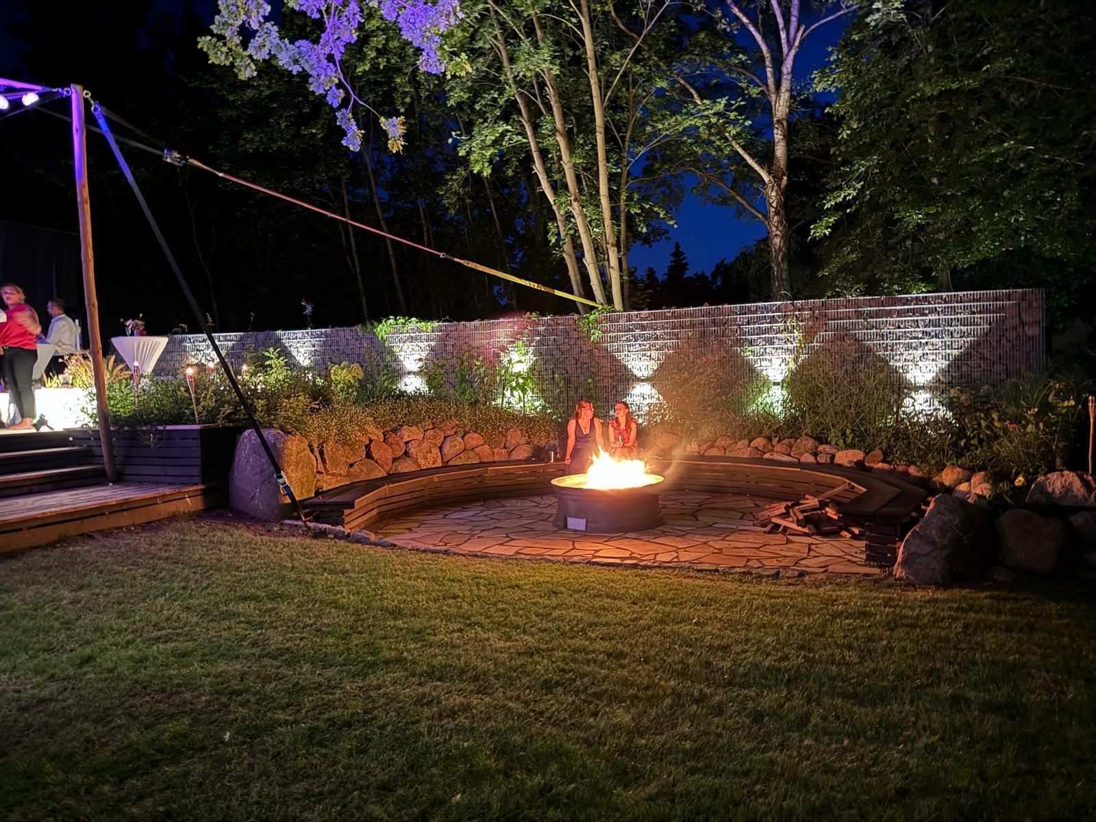 Sommerabend an der Feuerstelle der Bar Aperitivo