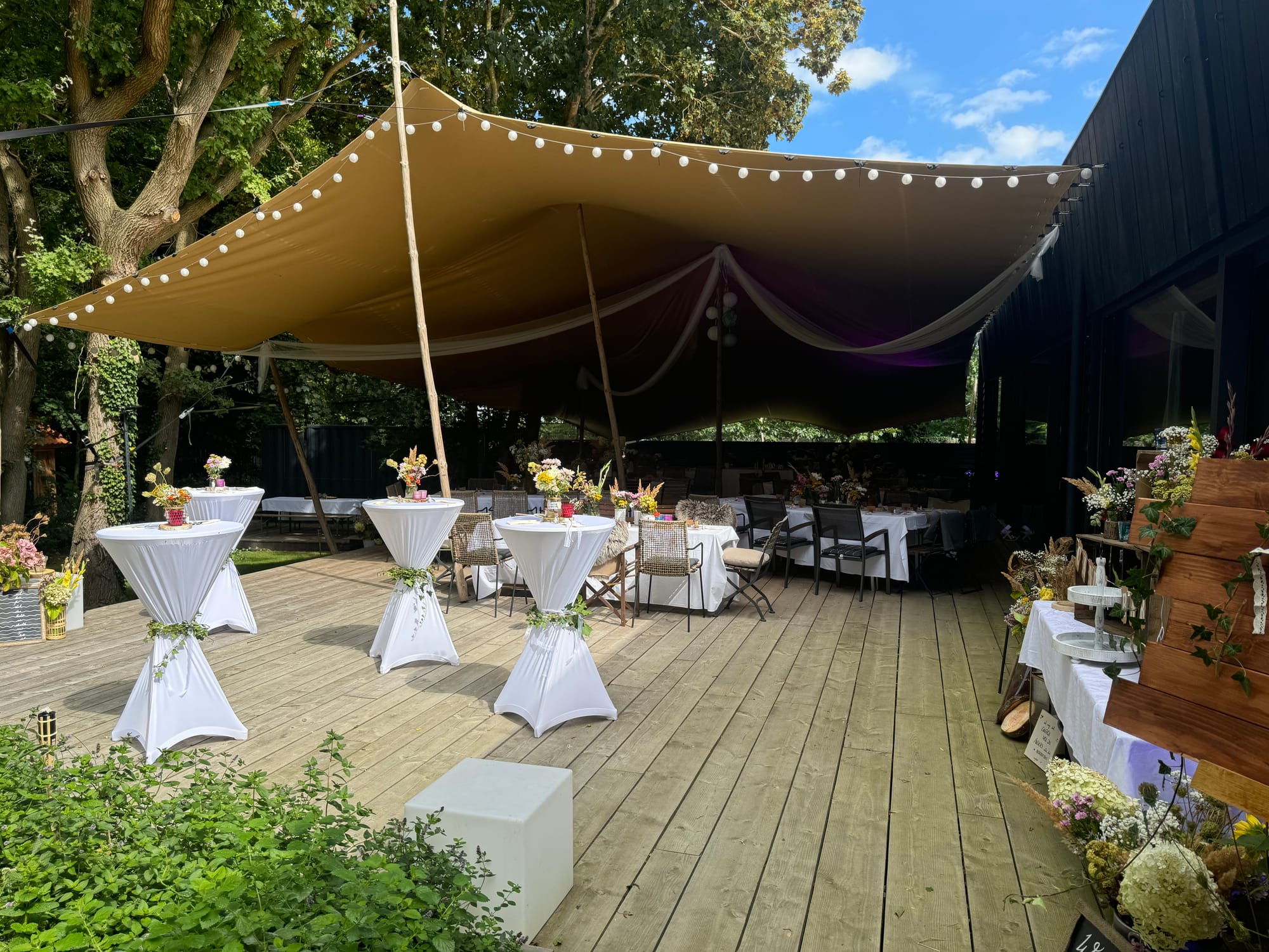Sommerterrasse mit Stehtischen